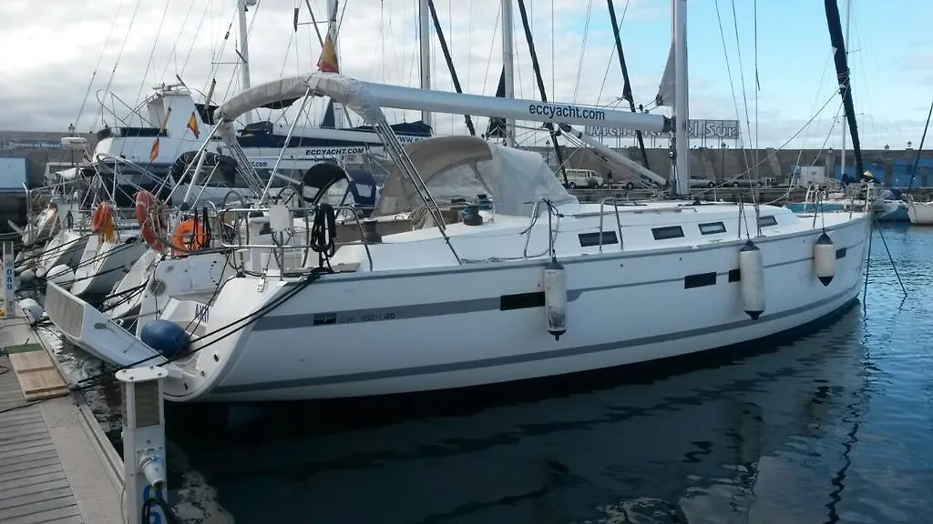 Barco Akilina marina Santa Cruz de Tenerife Las Galletas